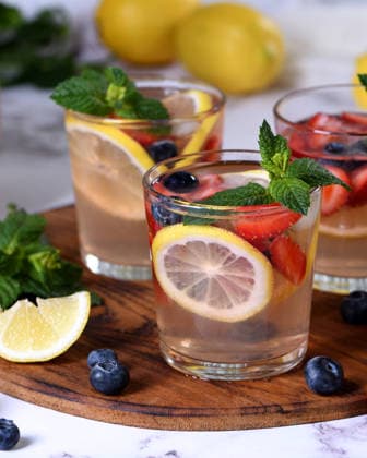 Frische Sommerlimonade mit Beeren und Minze im Glas auf einem Holzbrett. Frische Sommerlimonade mit Beeren und Minze im Glas auf einem Holzbrett. (License=RF) Copyright: xZoonar.com VORONOVA_MARYNAx 25073883