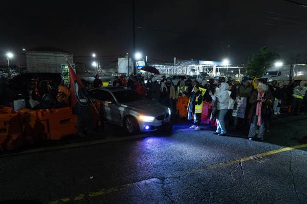 Protest at Delaney Hall Immigration Detention Center following reports of inhumane conditions NEWARK, NJ - MAY 24: Tensions escalated outside Delaney Hall Detention Center after the reported removal of a hunger strike organizer from the facility in Newark, New Jersey, United States on May 24, 2026. Demonstrators continued protests for a third consecutive day, with some protesters blocking vehicles attempting to leave the center. Lokman Vural Elibol Anadolu New Jersey United States. Editorial use only. Please get in touch for any other usage.  Copyright: x2026xAnadoluxLokmanxVuralxElibolx