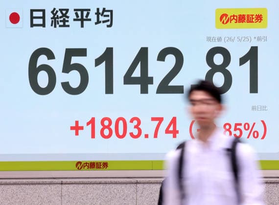 May 25, 2026, Tokyo, Japan - A pedestrian passes before a share prices board in Tokyo on Monday, May 25, 2026. Japan s share prices rose 1803.74 yen to close at 65,142.81 yen at the morning session of the Tokyo Stock Exchange. (photo by Yoshio Tsunoda AFLO)  aflo_331918489