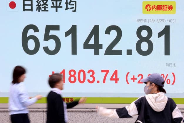 May 25, 2026, Tokyo, Japan - Pedestrians pass before a share prices board in Tokyo on Monday, May 25, 2026. Japan s share prices rose 1803.74 yen to close at 65,142.81 yen at the morning session of the Tokyo Stock Exchange. (photo by Yoshio Tsunoda AFLO)  aflo_331918498