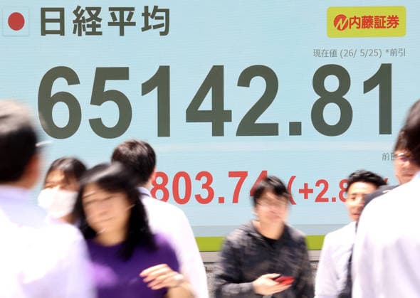May 25, 2026, Tokyo, Japan - Pedestrians pass before a share prices board in Tokyo on Monday, May 25, 2026. Japan s share prices rose 1803.74 yen to close at 65,142.81 yen at the morning session of the Tokyo Stock Exchange. (photo by Yoshio Tsunoda AFLO)  aflo_331918505