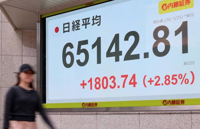 May 25, 2026, Tokyo, Japan - A pedestrian passes before a share prices board in Tokyo on Monday, May 25, 2026. Japan s share prices rose 1803.74 yen to close at 65,142.81 yen at the morning session of the Tokyo Stock Exchange. (photo by Yoshio Tsunoda AFLO)  aflo_331918507