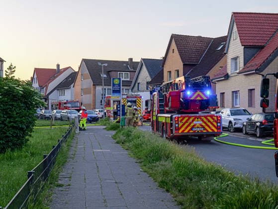 Wohnung in Lehrte in Vollbrand In der Schützenstraße in Lehrte brannte am frühen Pfingsmontag eine Wohnung im Obergeschoss vollständig aus. *** Apartment in Lehrte on fire In Schützenstraße in Lehrte, an apartment on the upper floor burned down completely early on Whit Monday Copyright: xBerndxGüntherx