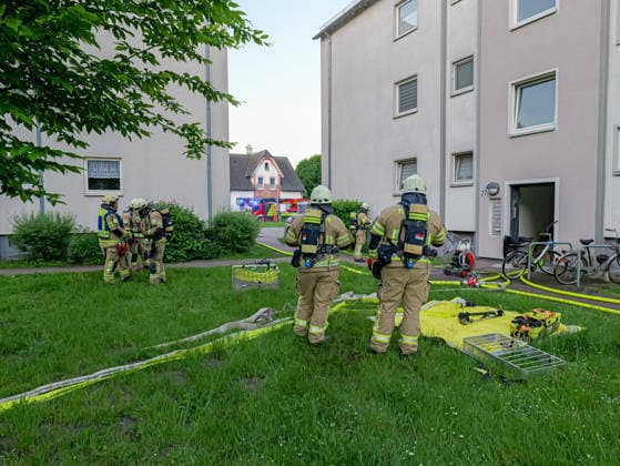 Wohnung in Lehrte in Vollbrand In der Schützenstraße in Lehrte brannte am frühen Pfingsmontag eine Wohnung im Obergeschoss vollständig aus. *** Apartment in Lehrte on fire In Schützenstraße in Lehrte, an apartment on the upper floor burned down completely early on Whit Monday Copyright: xBerndxGüntherx