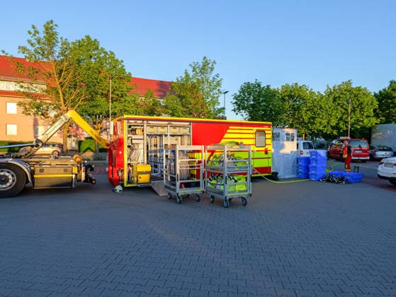 Wohnung in Lehrte in Vollbrand Der Abrollbehälter Hygiene der Feuerwehr Lehrte wurde in der Nähe der Brandstelle aufgebaut. *** Apartment in Lehrte on fire The hygiene roll-off container of the Lehrte fire department was set up near the scene of the fire Copyright: xBerndxGüntherx