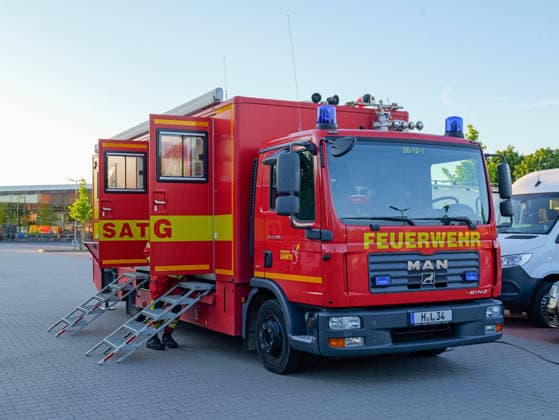 Wohnung in Lehrte in Vollbrand Der ELW 2 der Stadtfeuerwehr Lehrte als auch die Drohnentruppe wurden zu dem Brand alarmiert. *** Apartment in Lehrte on fire The ELW 2 of the Lehrte city fire department as well as the drone squad were alerted to the fire Copyright: xBerndxGüntherx