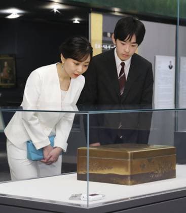 Princess and Prince at exhibition Japan s Princess Kako and Prince Hisahito visit a special exhibition marking the 160th anniversary of the signing of a treaty of amity between Japan and Belgium at Kokugakuin University Museum in Tokyo on May 23, 2026. (Pool photo)  A14AA0005611151P