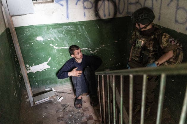 Aftermath of Russian strike in Kramatorsk KRAMATORSK, UKRAINE - MAY 25: A frightened neighbor talks to a police officer following a Russian airstrike in Kramatorsk, Ukraine, 25 May 2026 Diego Herrera Carcedo Anadolu Kramatorsk Ukraine. Editorial use only. Please get in touch for any other usage.  Copyright: x2026xAnadoluxDiegoxHerreraxCarcedox