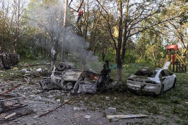 Aftermath of Russian strike in Kramatorsk KRAMATORSK, UKRAINE - MAY 25: A car on fire and a damaged residential building following a Russian air strike with KAB bombs in Kramatorsk, Ukraine, 25 May 2026 Diego Herrera Carcedo Anadolu Kramatorsk Ukraine. Editorial use only. Please get in touch for any other usage.  Copyright: x2026xAnadoluxDiegoxHerreraxCarcedox