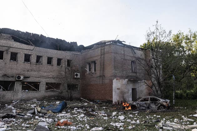 Aftermath of Russian strike in Kramatorsk KRAMATORSK, UKRAINE - MAY 25: A car on fire and a damaged residential building following a Russian air strike with KAB bombs in Kramatorsk, Ukraine, 25 May 2026 Diego Herrera Carcedo Anadolu Kramatorsk Ukraine. Editorial use only. Please get in touch for any other usage.  Copyright: x2026xAnadoluxDiegoxHerreraxCarcedox