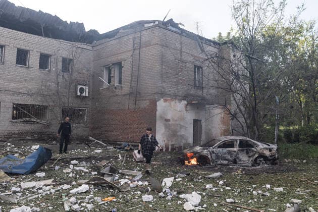 Aftermath of Russian strike in Kramatorsk KRAMATORSK, UKRAINE - MAY 25: A car on fire and a damaged residential building following a Russian air strike with KAB bombs in Kramatorsk, Ukraine, 25 May 2026 Diego Herrera Carcedo Anadolu Kramatorsk Ukraine. Editorial use only. Please get in touch for any other usage.  Copyright: x2026xAnadoluxDiegoxHerreraxCarcedox