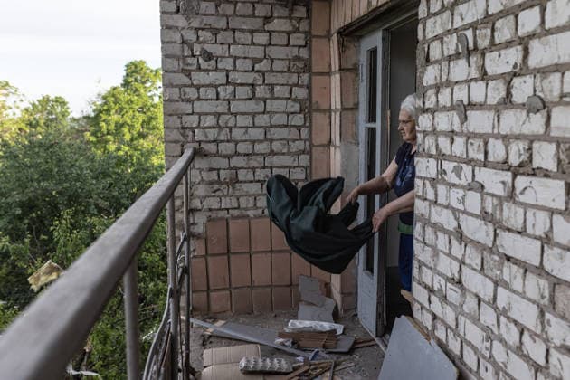 Aftermath of Russian strike in Kramatorsk KRAMATORSK, UKRAINE - MAY 25: A local resident clears rubble from her home, which was damaged following a Russian air strike using KAB bombs, in Kramatorsk, Ukraine, 25 May 2026 Diego Herrera Carcedo Anadolu Kramatorsk Ukraine. Editorial use only. Please get in touch for any other usage.  Copyright: x2026xAnadoluxDiegoxHerreraxCarcedox