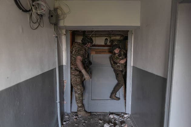 Aftermath of Russian strike in Kramatorsk KRAMATORSK, UKRAINE - MAY 25: Paramedics search for casualties following a Russian air strike in KAB, Kramatorsk, Ukraine, 25 May 2026 Diego Herrera Carcedo Anadolu Kramatorsk Ukraine. Editorial use only. Please get in touch for any other usage.  Copyright: x2026xAnadoluxDiegoxHerreraxCarcedox