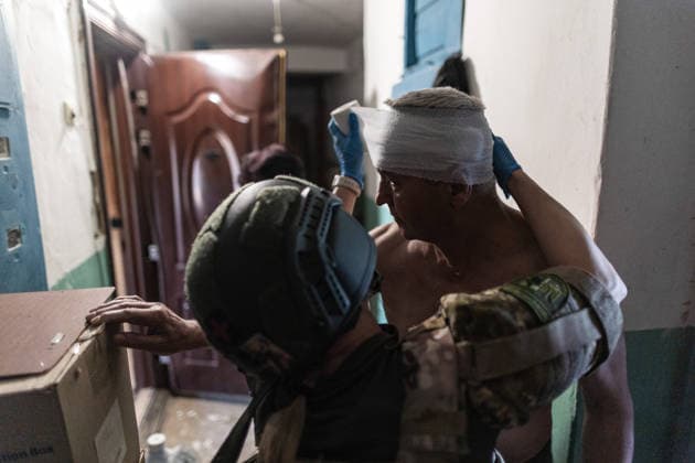 Aftermath of Russian strike in Kramatorsk KRAMATORSK, UKRAINE - MAY 25: Paramedics treat an injured person following a Russian air strike in Kramatorsk, Ukraine, 25 May 2026 Diego Herrera Carcedo Anadolu Kramatorsk Ukraine. Editorial use only. Please get in touch for any other usage.  Copyright: x2026xAnadoluxDiegoxHerreraxCarcedox