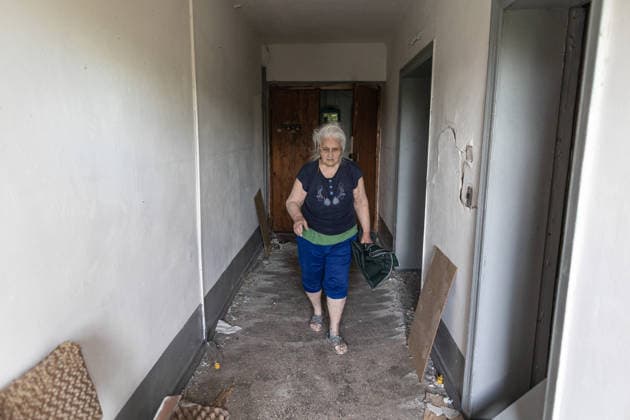 Aftermath of Russian strike in Kramatorsk KRAMATORSK, UKRAINE - MAY 25: A local resident clears rubble from her home, which was damaged following a Russian air strike using KAB bombs, in Kramatorsk, Ukraine, 25 May 2026 Diego Herrera Carcedo Anadolu Kramatorsk Ukraine. Editorial use only. Please get in touch for any other usage.  Copyright: x2026xAnadoluxDiegoxHerreraxCarcedox