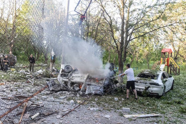 Aftermath of Russian strike in Kramatorsk KRAMATORSK, UKRAINE - MAY 25: A local resident extinguishes a car fire following a Russian air strike in Kramatorsk, Ukraine, 25 May 2026 Diego Herrera Carcedo Anadolu Kramatorsk Ukraine. Editorial use only. Please get in touch for any other usage.  Copyright: x2026xAnadoluxDiegoxHerreraxCarcedox