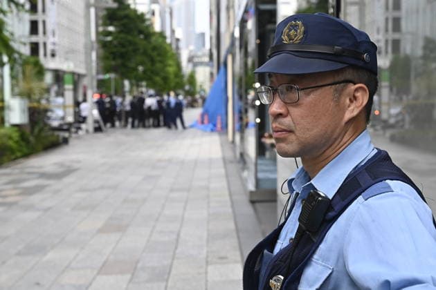 Police respond to suspected irritant spray incident in Tokyo TOKYO, JAPAN - MAY 25: Police officers and emergency responders gather outside the GINZA SIX commercial complex in Tokyo’s Ginza district on May 25, 2026, Tokyo, Japan, after multiple people reported feeling unwell during an incident involving a suspected irritant substance. Authorities are investigating the circumstances of the case. David Mareuil Anadolu Tokyo Japan. Editorial use only. Please get in touch for any other usage.  Copyright: x2026xAnadoluxDavidxMareuilx