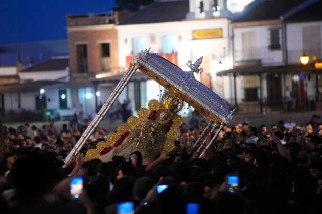 La Virgen del Rocio procession after jumping the fence at 3 08 hours La Virgen del Rocio procession through the village on his visit to the 127 affiliates A May 25, 2026 in El Rocio, Huelva Andalusia, Spain La Virgen del Rocio has left his hermitage about 03.08 hours this Monday, Day of Pentecost, to go through the village in Almonte Huelva and procession in her visit to the 127 affiliates who have made the pilgrimage there for yet another year. The Patroness of Almote is dressed in the full dress of the Montpensier family, recently restored at the Andalusian Institute of Historical Heritage 25 MAY 2026 Joaquín Arjona 25 05 2026 El Rocio, Huelva Andalucia, Esp El Rocio, Huelva Andalucia, Espana  Copyright: xJoaquinxArjonax 7548137