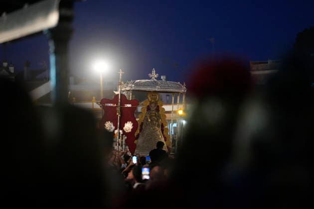 La Virgen del Rocio procession after jumping the fence at 3 08 hours La Virgen del Rocio procession through the village on his visit to the 127 affiliates A May 25, 2026 in El Rocio, Huelva Andalusia, Spain La Virgen del Rocio has left his hermitage about 03.08 hours this Monday, Day of Pentecost, to go through the village in Almonte Huelva and procession in her visit to the 127 affiliates who have made the pilgrimage there for yet another year. The Patroness of Almote is dressed in the full dress of the Montpensier family, recently restored at the Andalusian Institute of Historical Heritage 25 MAY 2026 Joaquín Arjona 25 05 2026 El Rocio, Huelva Andalucia, Esp El Rocio, Huelva Andalucia, Espana  Copyright: xJoaquinxArjonax 7548148