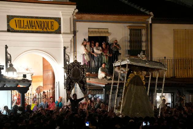 La Virgen del Rocio procession after jumping the fence at 3 08 hours La Virgen del Rocio procession through the village on his visit to the 127 affiliates A May 25, 2026 in El Rocio, Huelva Andalusia, Spain La Virgen del Rocio has left his hermitage about 03.08 hours this Monday, Day of Pentecost, to go through the village in Almonte Huelva and procession in her visit to the 127 affiliates who have made the pilgrimage there for yet another year. The Patroness of Almote is dressed in the full dress of the Montpensier family, recently restored at the Andalusian Institute of Historical Heritage 25 MAY 2026 Joaquín Arjona 25 05 2026 El Rocio, Huelva Andalucia, Esp El Rocio, Huelva Andalucia, Espana  Copyright: xJoaquinxArjonax 7548139
