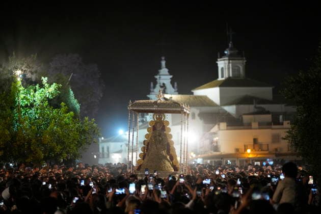 La Virgen del Rocio procession after jumping the fence at 3 08 hours La Virgen del Rocio procession through the village on his visit to the 127 affiliates A May 25, 2026 in El Rocio, Huelva Andalusia, Spain La Virgen del Rocio has left his hermitage about 03.08 hours this Monday, Day of Pentecost, to go through the village in Almonte Huelva and procession in her visit to the 127 affiliates who have made the pilgrimage there for yet another year. The Patroness of Almote is dressed in the full dress of the Montpensier family, recently restored at the Andalusian Institute of Historical Heritage 25 MAY 2026 Joaquín Arjona 25 05 2026 El Rocio, Huelva Andalucia, Esp El Rocio, Huelva Andalucia, Espana  Copyright: xJoaquinxArjonax 7548140