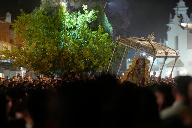 La Virgen del Rocio procession after jumping the fence at 3 08 hours La Virgen del Rocio procession through the village on his visit to the 127 affiliates A May 25, 2026 in El Rocio, Huelva Andalusia, Spain La Virgen del Rocio has left his hermitage about 03.08 hours this Monday, Day of Pentecost, to go through the village in Almonte Huelva and procession in her visit to the 127 affiliates who have made the pilgrimage there for yet another year. The Patroness of Almote is dressed in the full dress of the Montpensier family, recently restored at the Andalusian Institute of Historical Heritage 25 MAY 2026 Joaquín Arjona 25 05 2026 El Rocio, Huelva Andalucia, Esp El Rocio, Huelva Andalucia, Espana  Copyright: xJoaquinxArjonax 7548141