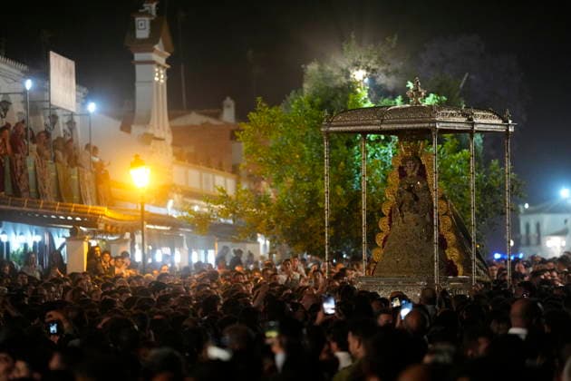 La Virgen del Rocio procession after jumping the fence at 3 08 hours La Virgen del Rocio procession through the village on his visit to the 127 affiliates A May 25, 2026 in El Rocio, Huelva Andalusia, Spain La Virgen del Rocio has left his hermitage about 03.08 hours this Monday, Day of Pentecost, to go through the village in Almonte Huelva and procession in her visit to the 127 affiliates who have made the pilgrimage there for yet another year. The Patroness of Almote is dressed in the full dress of the Montpensier family, recently restored at the Andalusian Institute of Historical Heritage 25 MAY 2026 Joaquín Arjona 25 05 2026 El Rocio, Huelva Andalucia, Esp El Rocio, Huelva Andalucia, Espana  Copyright: xJoaquinxArjonax 7548142