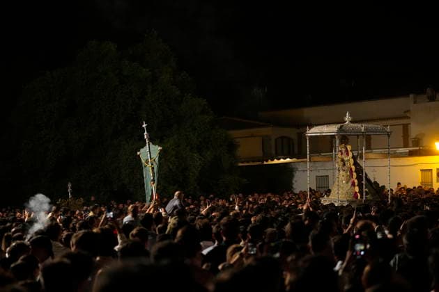 La Virgen del Rocio procession after jumping the fence at 3 08 hours La Virgen del Rocio procession through the village on his visit to the 127 affiliates A May 25, 2026 in El Rocio, Huelva Andalusia, Spain La Virgen del Rocio has left his hermitage about 03.08 hours this Monday, Day of Pentecost, to go through the village in Almonte Huelva and procession in her visit to the 127 affiliates who have made the pilgrimage there for yet another year. The Patroness of Almote is dressed in the full dress of the Montpensier family, recently restored at the Andalusian Institute of Historical Heritage 25 MAY 2026 Joaquín Arjona 25 05 2026 El Rocio, Huelva Andalucia, Esp El Rocio, Huelva Andalucia, Espana  Copyright: xJoaquinxArjonax 7548143