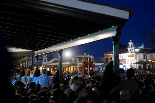 La Virgen del Rocio procession after jumping the fence at 3 08 hours La Virgen del Rocio procession through the village on his visit to the 127 affiliates A May 25, 2026 in El Rocio, Huelva Andalusia, Spain La Virgen del Rocio has left his hermitage about 03.08 hours this Monday, Day of Pentecost, to go through the village in Almonte Huelva and procession in her visit to the 127 affiliates who have made the pilgrimage there for yet another year. The Patroness of Almote is dressed in the full dress of the Montpensier family, recently restored at the Andalusian Institute of Historical Heritage 25 MAY 2026 Joaquín Arjona 25 05 2026 El Rocio, Huelva Andalucia, Esp El Rocio, Huelva Andalucia, Espana  Copyright: xJoaquinxArjonax 7548149