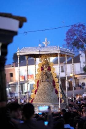 La Virgen del Rocio procession after jumping the fence at 3 08 hours La Virgen del Rocio procession through the village on his visit to the 127 affiliates A May 25, 2026 in El Rocio, Huelva Andalusia, Spain La Virgen del Rocio has left his hermitage about 03.08 hours this Monday, Day of Pentecost, to go through the village in Almonte Huelva and procession in her visit to the 127 affiliates who have made the pilgrimage there for yet another year. The Patroness of Almote is dressed in the full dress of the Montpensier family, recently restored at the Andalusian Institute of Historical Heritage 25 MAY 2026 Joaquín Arjona 25 05 2026 El Rocio, Huelva Andalucia, Esp El Rocio, Huelva Andalucia, Espana  Copyright: xJoaquinxArjonax 7548150