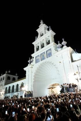 La Virgen del Rocio procession after jumping the fence at 3 08 hours La Virgen del Rocio procession through the village on his visit to the 127 affiliates A May 25, 2026 in El Rocio, Huelva Andalusia, Spain La Virgen del Rocio has left his hermitage about 03.08 hours this Monday, Day of Pentecost, to go through the village in Almonte Huelva and procession in her visit to the 127 affiliates who have made the pilgrimage there for yet another year. The Patroness of Almote is dressed in the full dress of the Montpensier family, recently restored at the Andalusian Institute of Historical Heritage 25 MAY 2026 Joaquín Arjona 25 05 2026 El Rocio, Huelva Andalucia, Esp El Rocio, Huelva Andalucia, Espana  Copyright: xJoaquinxArjonax 7548157