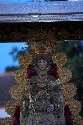 La Virgen del Rocio procession after jumping the fence at 3 08 hours La Virgen del Rocio procession through the village on his visit to the 127 affiliates A May 25, 2026 in El Rocio, Huelva Andalusia, Spain La Virgen del Rocio has left his hermitage about 03.08 hours this Monday, Day of Pentecost, to go through the village in Almonte Huelva and procession in her visit to the 127 affiliates who have made the pilgrimage there for yet another year. The Patroness of Almote is dressed in the full dress of the Montpensier family, recently restored at the Andalusian Institute of Historical Heritage 25 MAY 2026 Joaquín Arjona 25 05 2026 El Rocio, Huelva Andalucia, Esp El Rocio, Huelva Andalucia, Espana  Copyright: xJoaquinxArjonax 7548158