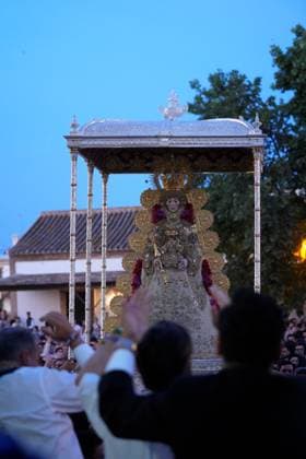 La Virgen del Rocio procession after jumping the fence at 3 08 hours La Virgen del Rocio procession through the village on his visit to the 127 affiliates A May 25, 2026 in El Rocio, Huelva Andalusia, Spain La Virgen del Rocio has left his hermitage about 03.08 hours this Monday, Day of Pentecost, to go through the village in Almonte Huelva and procession in her visit to the 127 affiliates who have made the pilgrimage there for yet another year. The Patroness of Almote is dressed in the full dress of the Montpensier family, recently restored at the Andalusian Institute of Historical Heritage 25 MAY 2026 Joaquín Arjona 25 05 2026 El Rocio, Huelva Andalucia, Esp El Rocio, Huelva Andalucia, Espana  Copyright: xJoaquinxArjonax 7548159