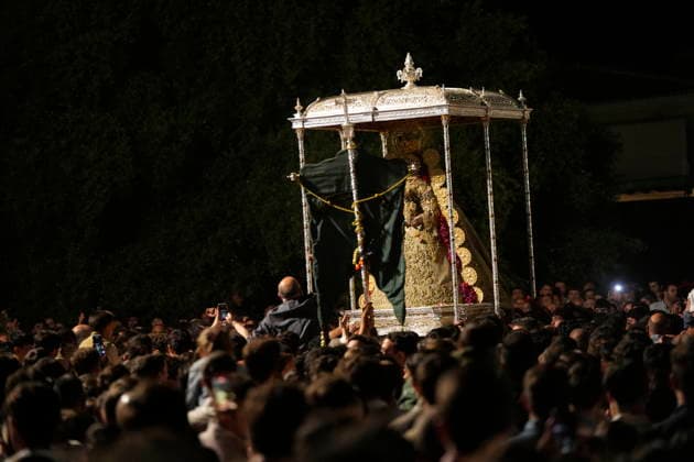 La Virgen del Rocio procession after jumping the fence at 3 08 hours La Virgen del Rocio procession through the village on his visit to the 127 affiliates A May 25, 2026 in El Rocio, Huelva Andalusia, Spain La Virgen del Rocio has left his hermitage about 03.08 hours this Monday, Day of Pentecost, to go through the village in Almonte Huelva and procession in her visit to the 127 affiliates who have made the pilgrimage there for yet another year. The Patroness of Almote is dressed in the full dress of the Montpensier family, recently restored at the Andalusian Institute of Historical Heritage 25 MAY 2026 Joaquín Arjona 25 05 2026 El Rocio, Huelva Andalucia, Esp El Rocio, Huelva Andalucia, Espana  Copyright: xJoaquinxArjonax 7548144