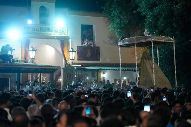 La Virgen del Rocio procession after jumping the fence at 3 08 hours La Virgen del Rocio procession through the village on his visit to the 127 affiliates A May 25, 2026 in El Rocio, Huelva Andalusia, Spain La Virgen del Rocio has left his hermitage about 03.08 hours this Monday, Day of Pentecost, to go through the village in Almonte Huelva and procession in her visit to the 127 affiliates who have made the pilgrimage there for yet another year. The Patroness of Almote is dressed in the full dress of the Montpensier family, recently restored at the Andalusian Institute of Historical Heritage 25 MAY 2026 Joaquín Arjona 25 05 2026 El Rocio, Huelva Andalucia, Esp El Rocio, Huelva Andalucia, Espana  Copyright: xJoaquinxArjonax 7548146