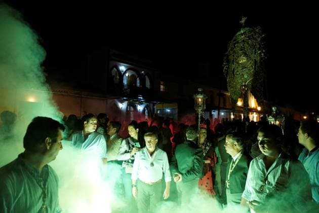 La Virgen del Rocio procession after jumping the fence at 3 08 hours La Virgen del Rocio procession through the village on his visit to the 127 affiliates A May 25, 2026 in El Rocio, Huelva Andalusia, Spain La Virgen del Rocio has left his hermitage about 03.08 hours this Monday, Day of Pentecost, to go through the village in Almonte Huelva and procession in her visit to the 127 affiliates who have made the pilgrimage there for yet another year. The Patroness of Almote is dressed in the full dress of the Montpensier family, recently restored at the Andalusian Institute of Historical Heritage 25 MAY 2026 Joaquín Arjona 25 05 2026 El Rocio, Huelva Andalucia, Esp El Rocio, Huelva Andalucia, Espana  Copyright: xJoaquinxArjonax 7548147