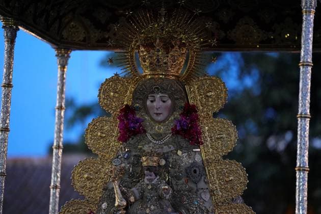 La Virgen del Rocio procession after jumping the fence at 3 08 hours La Virgen del Rocio procession through the village on his visit to the 127 affiliates A May 25, 2026 in El Rocio, Huelva Andalusia, Spain La Virgen del Rocio has left his hermitage about 03.08 hours this Monday, Day of Pentecost, to go through the village in Almonte Huelva and procession in her visit to the 127 affiliates who have made the pilgrimage there for yet another year. The Patroness of Almote is dressed in the full dress of the Montpensier family, recently restored at the Andalusian Institute of Historical Heritage 25 MAY 2026 Joaquín Arjona 25 05 2026 El Rocio, Huelva Andalucia, Esp El Rocio, Huelva Andalucia, Espana  Copyright: xJoaquinxArjonax 7548152