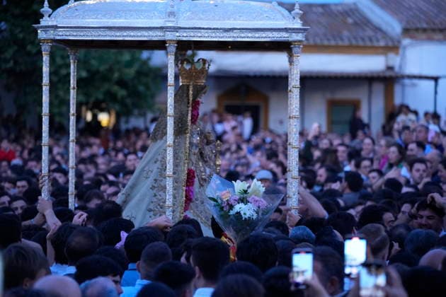 La Virgen del Rocio procession after jumping the fence at 3 08 hours La Virgen del Rocio procession through the village on his visit to the 127 affiliates A May 25, 2026 in El Rocio, Huelva Andalusia, Spain La Virgen del Rocio has left his hermitage about 03.08 hours this Monday, Day of Pentecost, to go through the village in Almonte Huelva and procession in her visit to the 127 affiliates who have made the pilgrimage there for yet another year. The Patroness of Almote is dressed in the full dress of the Montpensier family, recently restored at the Andalusian Institute of Historical Heritage 25 MAY 2026 Joaquín Arjona 25 05 2026 El Rocio, Huelva Andalucia, Esp El Rocio, Huelva Andalucia, Espana  Copyright: xJoaquinxArjonax 7548153