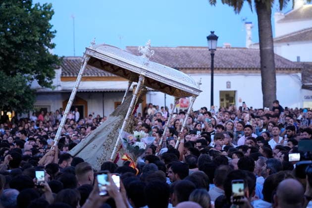 La Virgen del Rocio procession after jumping the fence at 3 08 hours La Virgen del Rocio procession through the village on his visit to the 127 affiliates A May 25, 2026 in El Rocio, Huelva Andalusia, Spain La Virgen del Rocio has left his hermitage about 03.08 hours this Monday, Day of Pentecost, to go through the village in Almonte Huelva and procession in her visit to the 127 affiliates who have made the pilgrimage there for yet another year. The Patroness of Almote is dressed in the full dress of the Montpensier family, recently restored at the Andalusian Institute of Historical Heritage 25 MAY 2026 Joaquín Arjona 25 05 2026 El Rocio, Huelva Andalucia, Esp El Rocio, Huelva Andalucia, Espana  Copyright: xJoaquinxArjonax 7548154