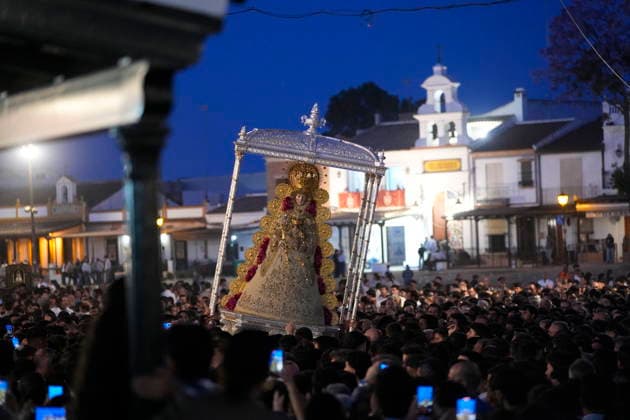 La Virgen del Rocio procession after jumping the fence at 3 08 hours La Virgen del Rocio procession through the village on his visit to the 127 affiliates A May 25, 2026 in El Rocio, Huelva Andalusia, Spain La Virgen del Rocio has left his hermitage about 03.08 hours this Monday, Day of Pentecost, to go through the village in Almonte Huelva and procession in her visit to the 127 affiliates who have made the pilgrimage there for yet another year. The Patroness of Almote is dressed in the full dress of the Montpensier family, recently restored at the Andalusian Institute of Historical Heritage 25 MAY 2026 Joaquín Arjona 25 05 2026 El Rocio, Huelva Andalucia, Esp El Rocio, Huelva Andalucia, Espana  Copyright: xJoaquinxArjonax 7548155