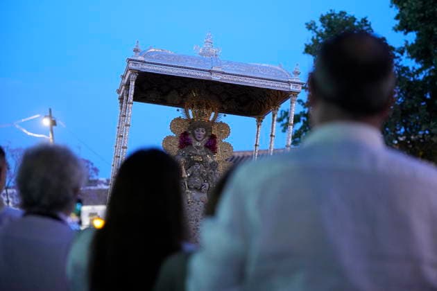 La Virgen del Rocio procession after jumping the fence at 3 08 hours La Virgen del Rocio procession through the village on his visit to the 127 affiliates A May 25, 2026 in El Rocio, Huelva Andalusia, Spain La Virgen del Rocio has left his hermitage about 03.08 hours this Monday, Day of Pentecost, to go through the village in Almonte Huelva and procession in her visit to the 127 affiliates who have made the pilgrimage there for yet another year. The Patroness of Almote is dressed in the full dress of the Montpensier family, recently restored at the Andalusian Institute of Historical Heritage 25 MAY 2026 Joaquín Arjona 25 05 2026 El Rocio, Huelva Andalucia, Esp El Rocio, Huelva Andalucia, Espana  Copyright: xJoaquinxArjonax 7548156