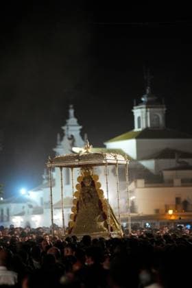 La Virgen del Rocio procession after jumping the fence at 3 08 hours La Virgen del Rocio procession through the village on his visit to the 127 affiliates A May 25, 2026 in El Rocio, Huelva Andalusia, Spain La Virgen del Rocio has left his hermitage about 03.08 hours this Monday, Day of Pentecost, to go through the village in Almonte Huelva and procession in her visit to the 127 affiliates who have made the pilgrimage there for yet another year. The Patroness of Almote is dressed in the full dress of the Montpensier family, recently restored at the Andalusian Institute of Historical Heritage 25 MAY 2026 Joaquín Arjona 25 05 2026 El Rocio, Huelva Andalucia, Esp El Rocio, Huelva Andalucia, Espana  Copyright: xJoaquinxArjonax 7548160