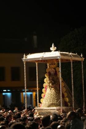 La Virgen del Rocio procession after jumping the fence at 3 08 hours La Virgen del Rocio procession through the village on his visit to the 127 affiliates A May 25, 2026 in El Rocio, Huelva Andalusia, Spain La Virgen del Rocio has left his hermitage about 03.08 hours this Monday, Day of Pentecost, to go through the village in Almonte Huelva and procession in her visit to the 127 affiliates who have made the pilgrimage there for yet another year. The Patroness of Almote is dressed in the full dress of the Montpensier family, recently restored at the Andalusian Institute of Historical Heritage 25 MAY 2026 Joaquín Arjona 25 05 2026 El Rocio, Huelva Andalucia, Esp El Rocio, Huelva Andalucia, Espana  Copyright: xJoaquinxArjonax 7548162