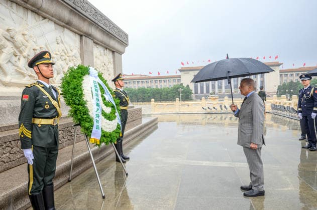 (260525) -- BEIJING, May 25, 2026 -- Pakistani Prime Minister Shehbaz Sharif lays a wreath at the Monument to the People s Heroes on Tian anmen Square in Beijing, capital of China, May 25, 2026. ) CHINA-BEIJING-PAKISTAN-PM-MONUMENT-TRIBUTE (CN) JinxLiangkuai 