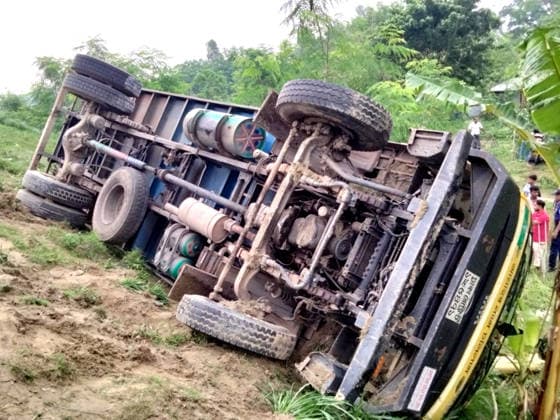 (260525) -- TANGAIL, May 25, 2026 () -- This photo taken on May 25, 2026 shows a scene at the site of a truck accident in Tangail district, Bangladesh. At least 15 people were killed, and six others injured early on Monday when a rod-laden truck overturned into a bridge-side ditch in Bangladesh s Tangail district, some 97 km away from the capital Dhaka. () (SpotNews) BANGLADESH-TANGAIL-TRUCK-ACCIDENT Xinhua 