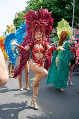 Die Parade zum 30. Karneval der Kulturen zieht durch Berlin-Friedrichshain. Etwa 4000 Akteurinnen und Akteure in etwa 67 verschiedenen Gruppen und Umzugswagen nehmen an der Parade teil. Berlin, 24.05.2026 *** The parade for the 30th Carnival of Cultures passes through Berlin Friedrichshain Around 4,000 participants in around 67 different groups and floats take part in the parade Berlin, 24 05 2026 Foto:xM.xBehrensx xFuturexImagex karneval_6501
