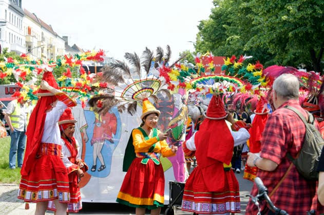 Die Parade zum 30. Karneval der Kulturen zieht durch Berlin-Friedrichshain. Etwa 4000 Akteurinnen und Akteure in etwa 67 verschiedenen Gruppen und Umzugswagen nehmen an der Parade teil. Berlin, 24.05.2026 *** The parade for the 30th Carnival of Cultures passes through Berlin Friedrichshain Around 4,000 participants in around 67 different groups and floats take part in the parade Berlin, 24 05 2026 Foto:xM.xBehrensx xFuturexImagex karneval_6502