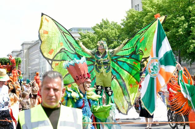 Die Parade zum 30. Karneval der Kulturen zieht durch Berlin-Friedrichshain. Etwa 4000 Akteurinnen und Akteure in etwa 67 verschiedenen Gruppen und Umzugswagen nehmen an der Parade teil. Berlin, 24.05.2026 *** The parade for the 30th Carnival of Cultures passes through Berlin Friedrichshain Around 4,000 participants in around 67 different groups and floats take part in the parade Berlin, 24 05 2026 Foto:xM.xBehrensx xFuturexImagex karneval_6505