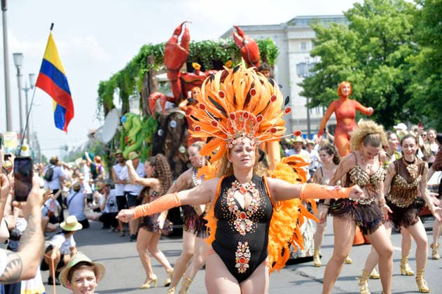 Die Parade zum 30. Karneval der Kulturen zieht durch Berlin-Friedrichshain. Etwa 4000 Akteurinnen und Akteure in etwa 67 verschiedenen Gruppen und Umzugswagen nehmen an der Parade teil. Berlin, 24.05.2026 *** The parade for the 30th Carnival of Cultures passes through Berlin Friedrichshain Around 4,000 participants in around 67 different groups and floats take part in the parade Berlin, 24 05 2026 Foto:xM.xBehrensx xFuturexImagex karneval_6506