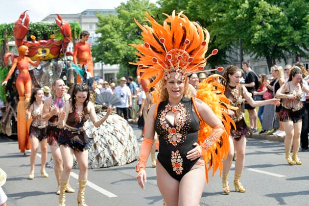 Die Parade zum 30. Karneval der Kulturen zieht durch Berlin-Friedrichshain. Etwa 4000 Akteurinnen und Akteure in etwa 67 verschiedenen Gruppen und Umzugswagen nehmen an der Parade teil. Berlin, 24.05.2026 *** The parade for the 30th Carnival of Cultures passes through Berlin Friedrichshain Around 4,000 participants in around 67 different groups and floats take part in the parade Berlin, 24 05 2026 Foto:xM.xBehrensx xFuturexImagex karneval_6507